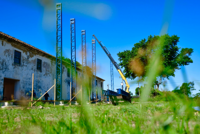 Reestruturação de solar e arquivo tem sobrecobertura de metal implantada