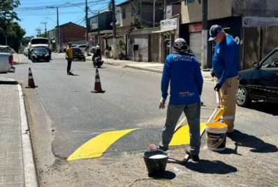 Faixas de pedestres e lombadas de Maria Joaquina passam por manutenção em Cabo Frio