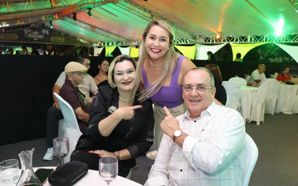 Prefeita Daniela Soares entre o casal Lívia e Chiquinho da Educação