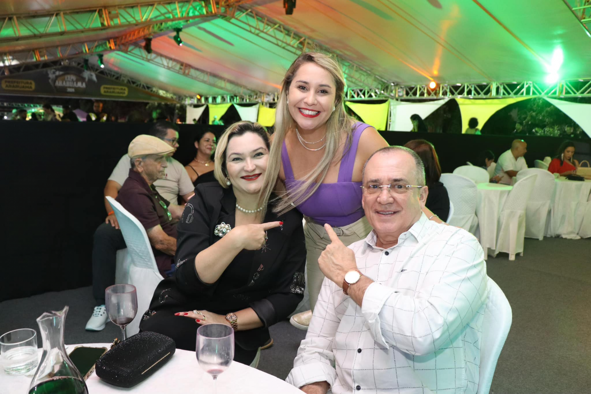 Prefeita Daniela Soares entre o casal L&iacute;via e Chiquinho da Educa&ccedil;&atilde;o - Reprodu&ccedil;&atilde;o