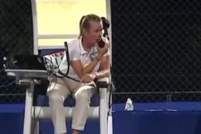 Vídeo: tenista chora ao reconhecer perseguidor na arquibancada, durante jogo