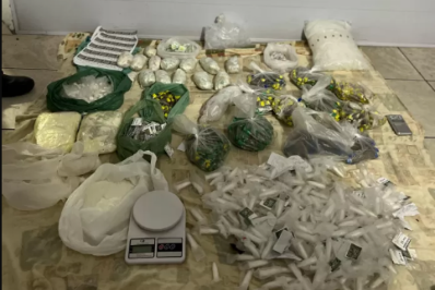 Polícia apreende mais de 9 kg de drogas em casa abandonada em Cabo Frio