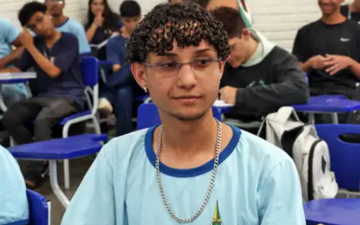 Vinicius paga curso técnico de administração com dinheiro do Pé-de-Meia