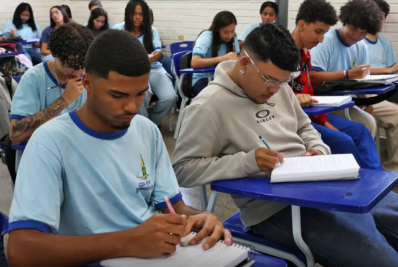 Estudantes relatam impactos do Pé-de-Meia e planejam futuro com incentivo financeiro