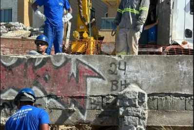 Trecho do calçadão da Praia do Forte, em Cabo Frio, passa por reparo emergencial