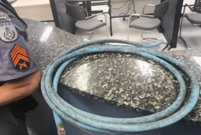 Suspeito de furto de fios é abordado, mas consegue fugir em Cabo Frio; PM apreendeu material furtado