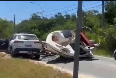 Barco se desprende de reboque e interdita trecho da Estrada do Guriri, em Cabo Frio