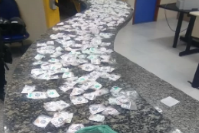 Polícia apreende drogas em ponto de tráfico em Unamar, Cabo Frio