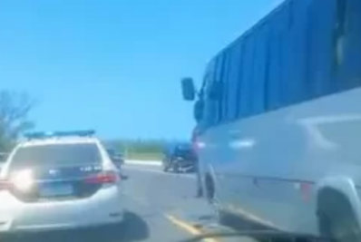 Carro e microônibus se envolvem em acidente na RJ-140, em Cabo Frio