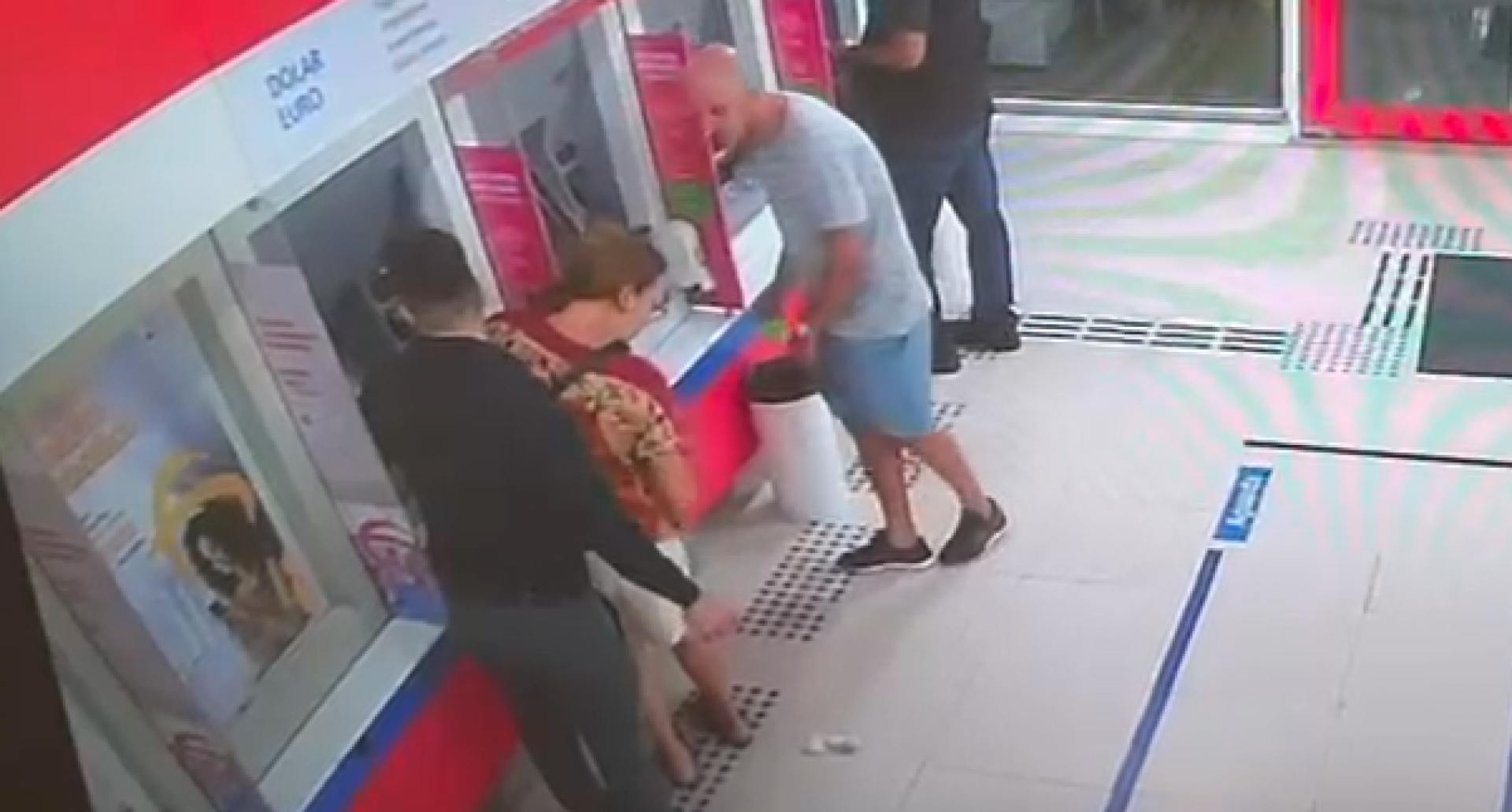 Eles aproveitavam o momento de distração dos idosos e pegavam seus dados - Divulgação