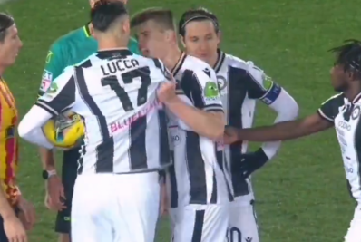 Bizarro! Jogador faz pirraça, bate pênalti sem permissão e é substituído