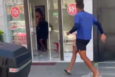 Vídeo flagra homem jogando cadeira em vendedora de ótica em Cabo Frio