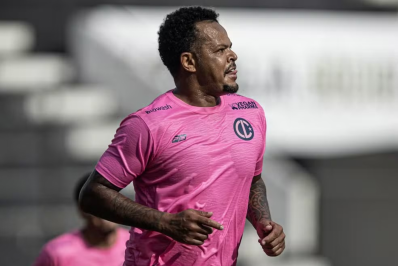 Ex-Botafogo, Bill se torna maior artilheiro do primeiro time vegano das Américas