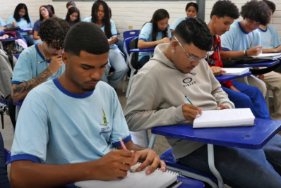 Pé-de-Meia paga mil reais a alunos dos anos iniciais do ensino médio