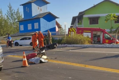 Acidente com motos e carro deixa ao menos um morto na RJ-140, em Cabo Frio 