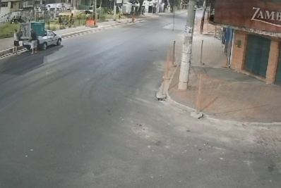 Vídeo: criminosos são flagrados furtando banheiro químico e tubulação de obras em São Gonçalo