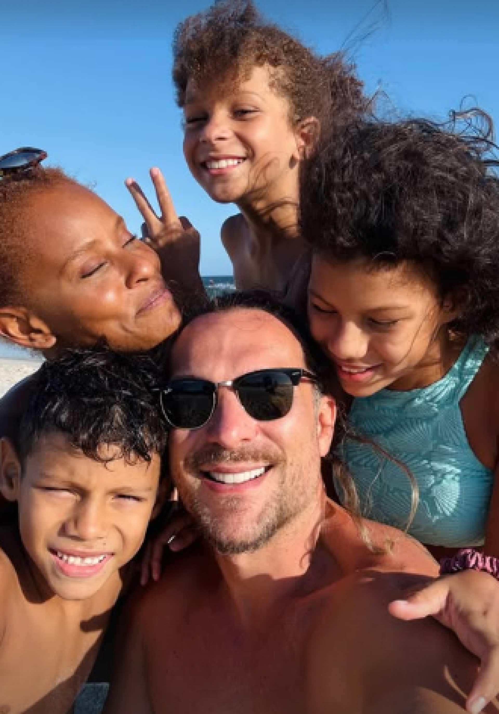 Aline Wirley, Igor Rickli curtem praia com os filhos, Will, Antônio e Fátima - Reprodução / Instagram