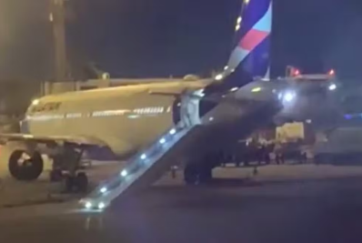 Voo da Latam atrasa 4 horas após passageiro acionar escorregador inflável de avião em Guarulhos