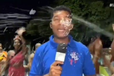 Vídeo: repórter é atacado com spray de espuma e tem celular roubado ao vivo