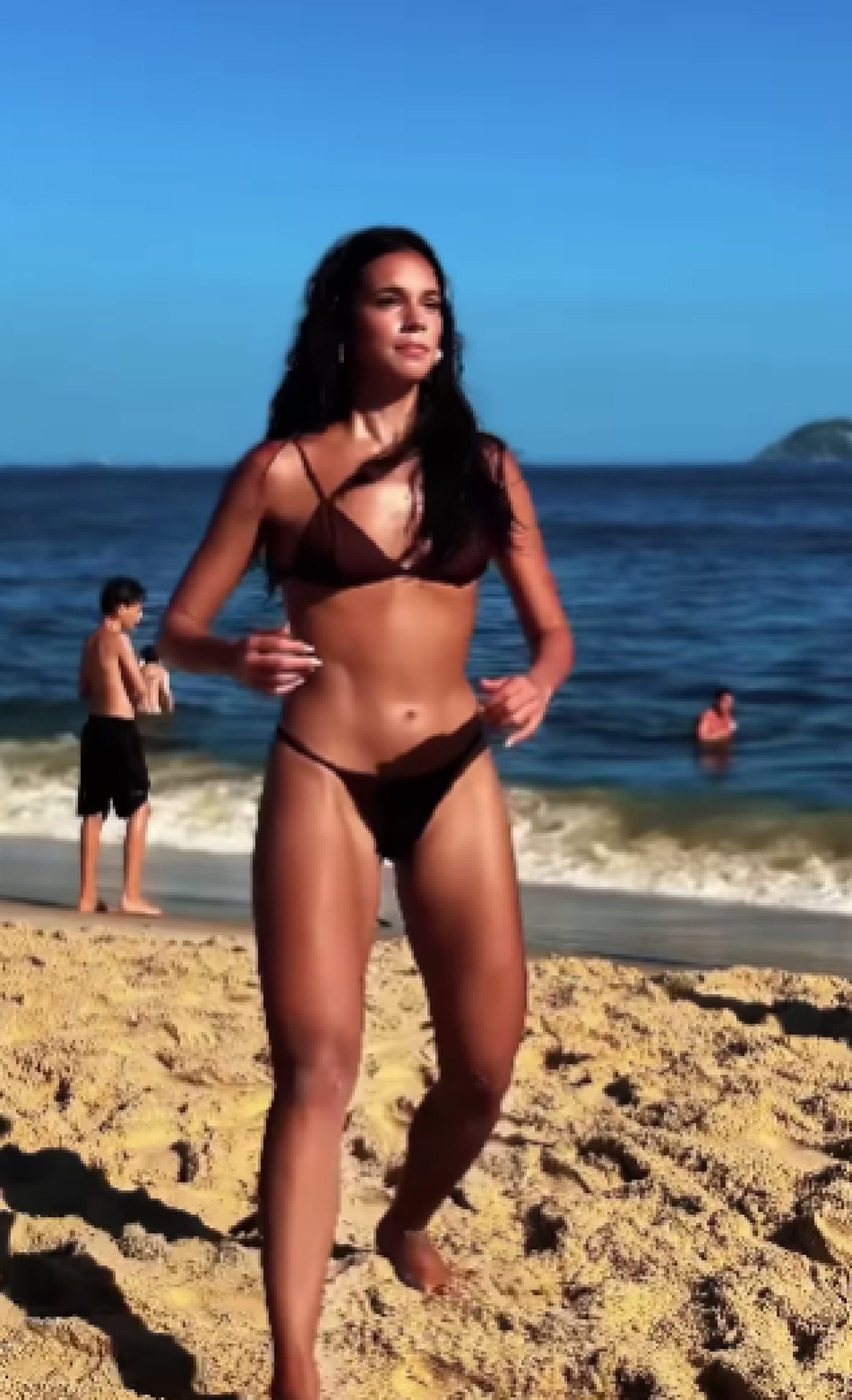Alane Dias joga altinha em praia do Rio