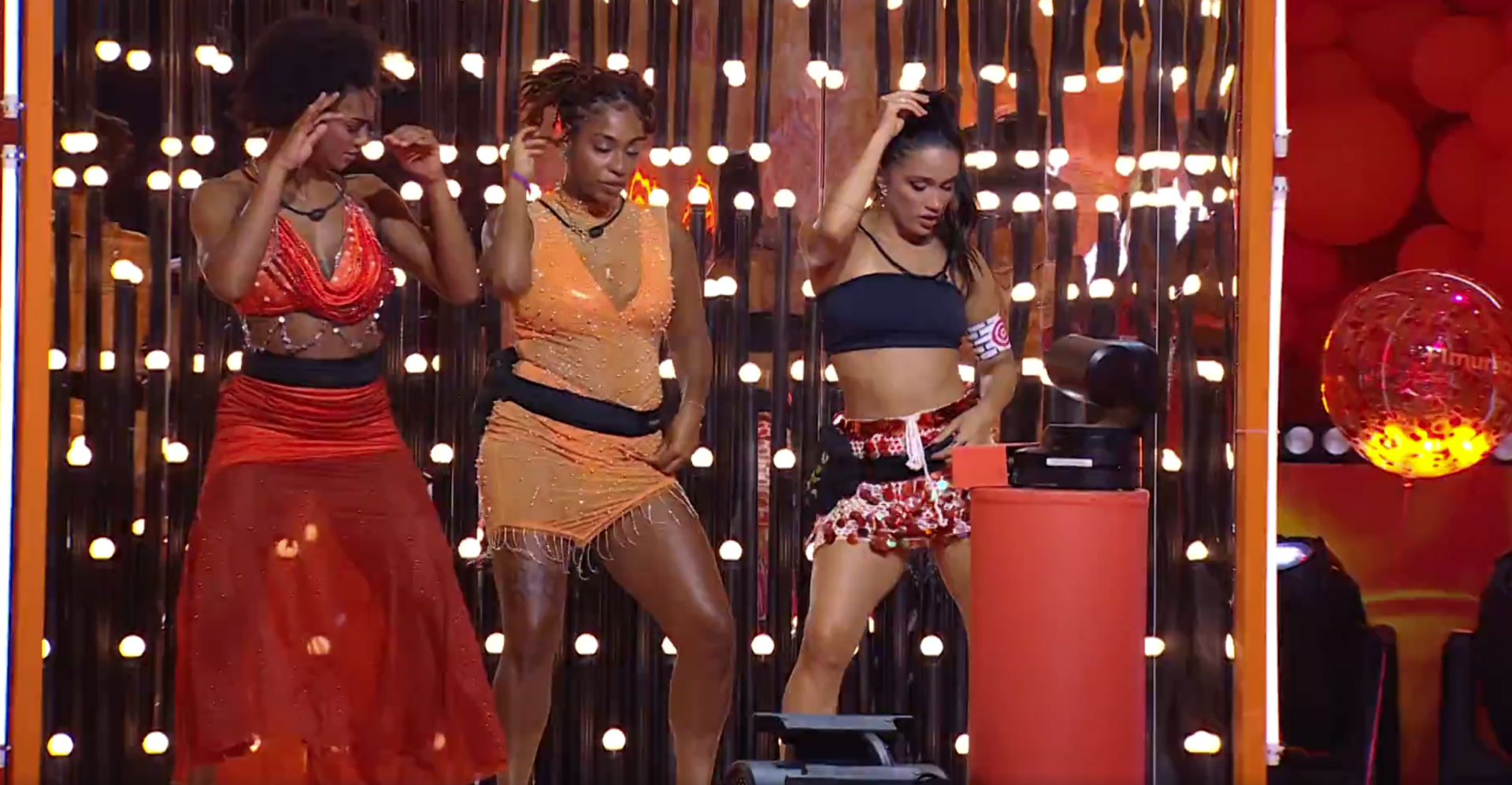 Aline, Thamiris e Eva dançaram ao som  do 'Trap do Trepa Trepa' - TV Globo