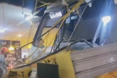 Ônibus invade padaria em rodoviária e deixa três pessoas feridas