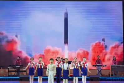 Crian&ccedil;as cantaram com tel&atilde;o mostrando m&iacute;sseis atingindo uma cidade em explos&atilde;o - Reprodu&ccedil;&atilde;o / YouTube