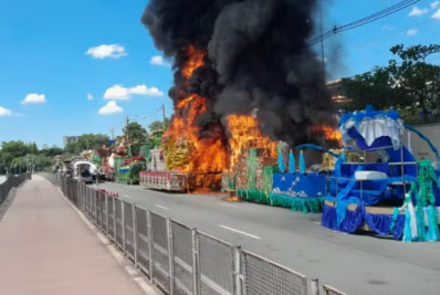 Incêndio destrói carros alegóricos de escolas de samba em São Paulo