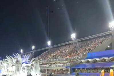 Vídeo: Sapucaí comemora vitória de 'Ainda Estou Aqui' no Oscar