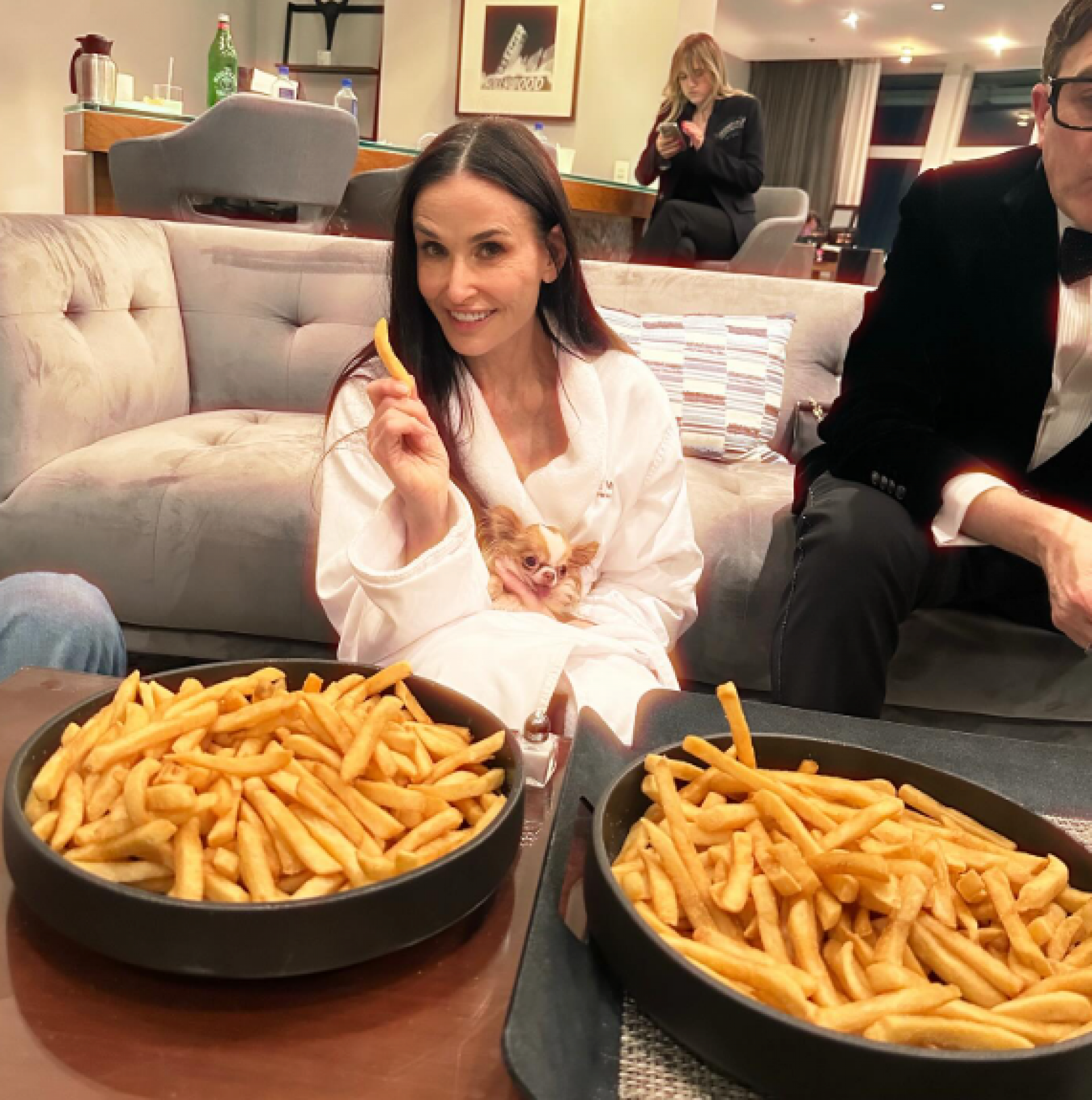 Demi Moore aparece de roupão e com tigelas de batatas fritas depois de perder o Oscar - Reprodução / Instagram