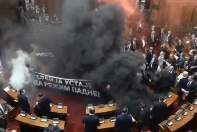 Vídeo: oposição lança bombas de fumaça no parlamento da Sérvia; deputada sofre derrame
