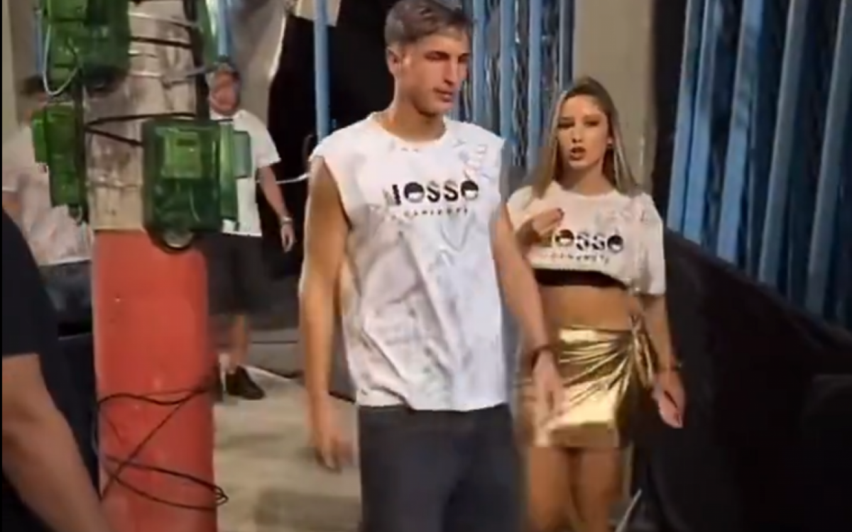 Facundo Bernal foi um do trio uruguaio do Fluminense a assistir ao desfile das escolas de samba