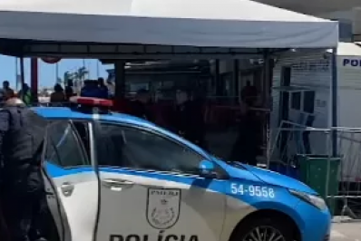 Homem é preso na Praia do Forte, em Cabo Frio, por importunação sexual e autuado por corrupção ativa