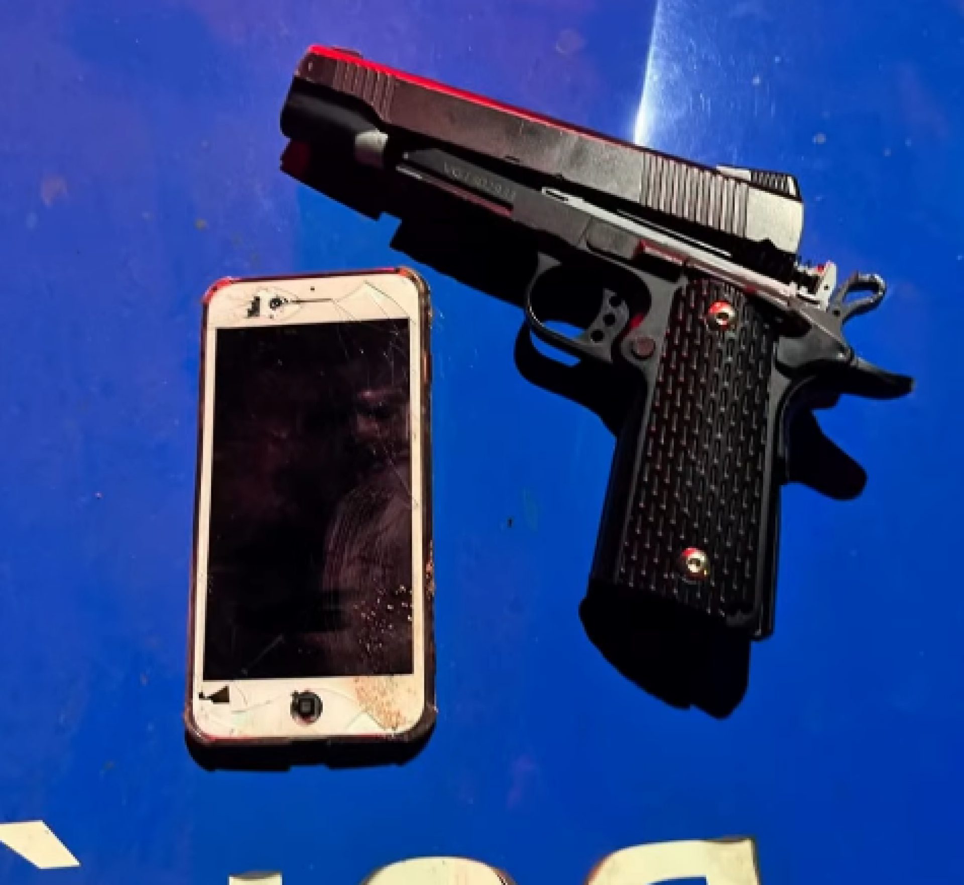 A r&eacute;plica de pistola e o celular apreendidos com o assaltante - Reprodu&ccedil;&atilde;o / 39&ordm; BPM