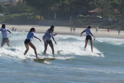 Aulão de surf gratuito para mulheres com mais de 40 anos acontece em Cabo Frio neste sábado (8)