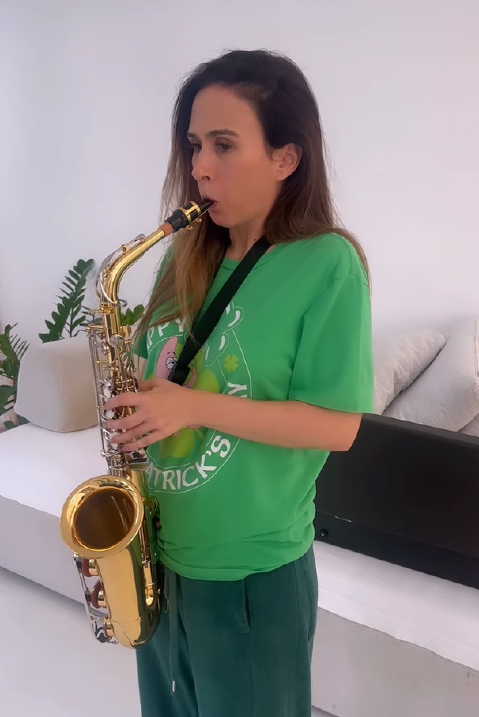 Atriz compartilha vídeo da primeira aula saxofone  - reprodução Instagram