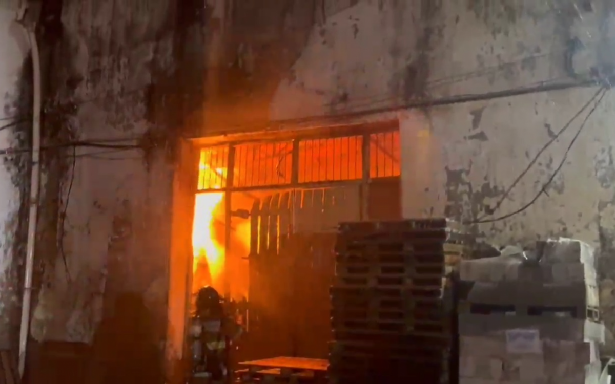 As chamas só foram controladas 2h depois - Divulgação