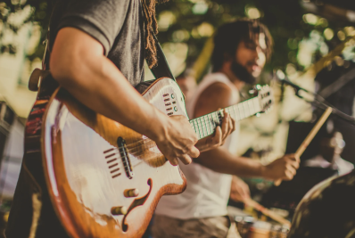 Atrações musicais e peça teatral são os destaques do final de semana em Araruama