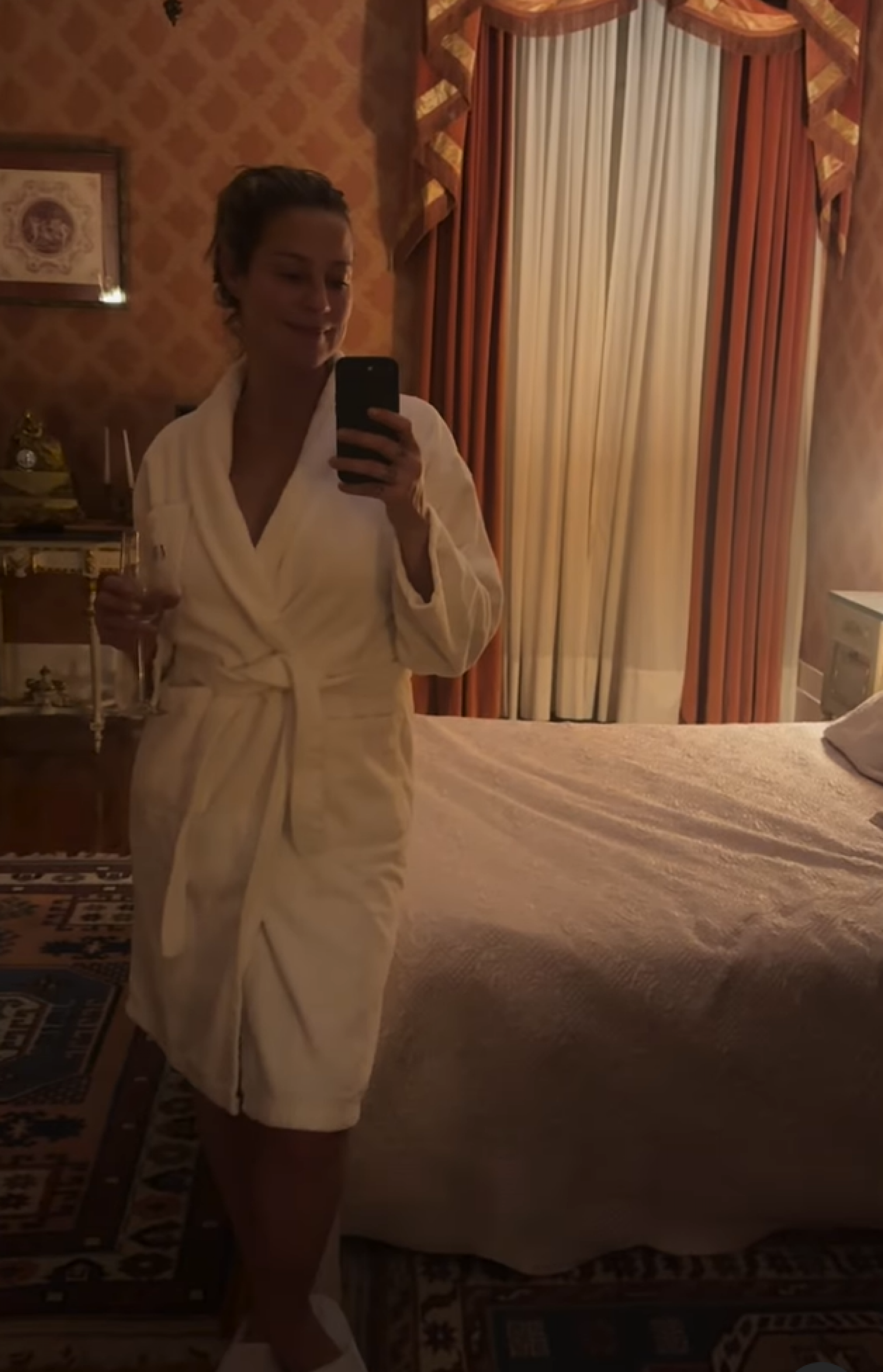 Luana Piovani se hospeda em palácio histórico e posa em quarto que foi de rei - reprodução Instagram