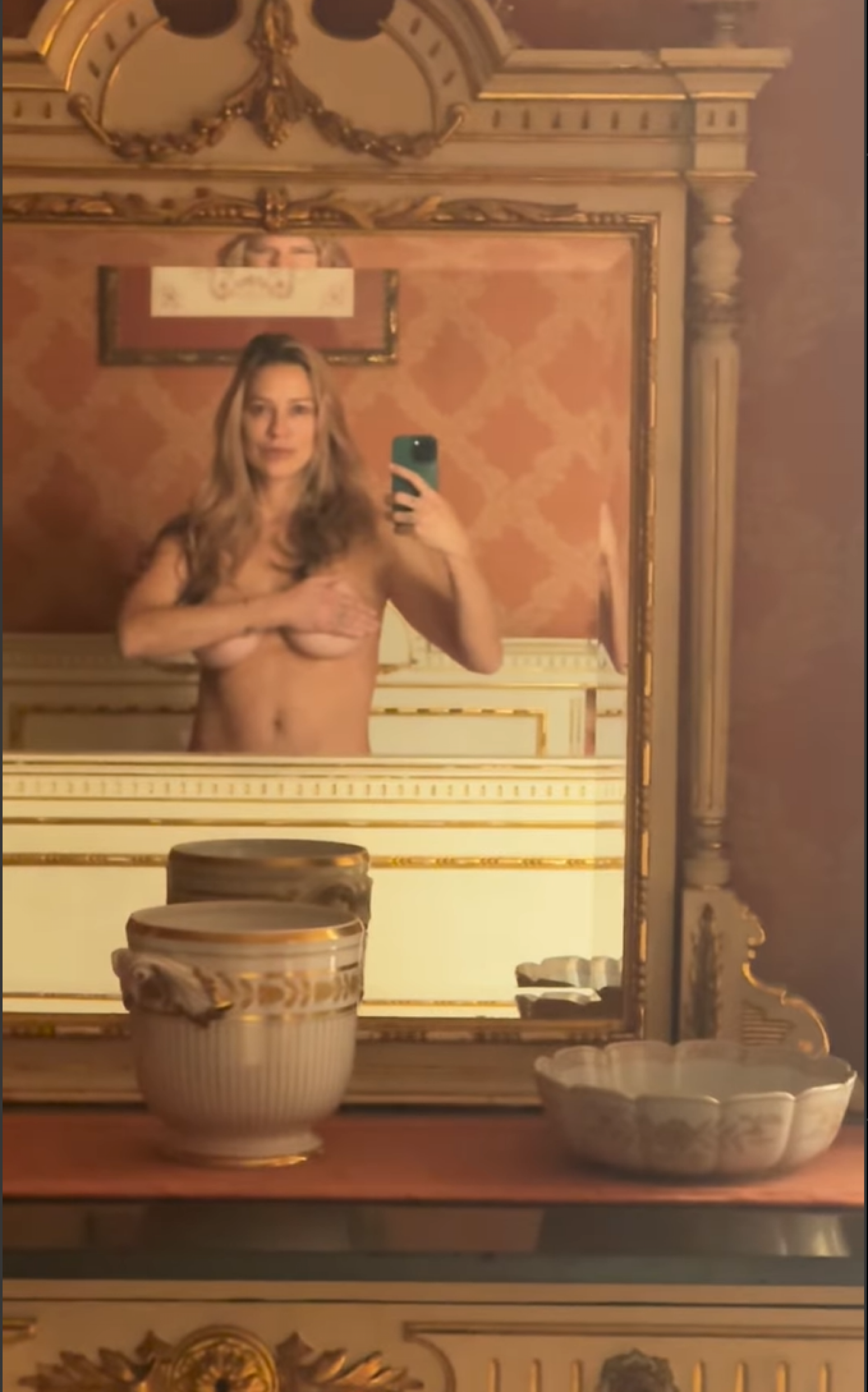 Luana Piovani se hospeda em palácio histórico e posa fazendo topless  - reprodução Instagram