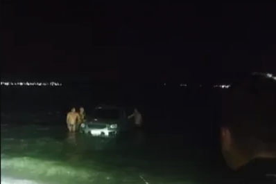 Carro cai na lagoa após motorista perder o controle na Ponta da Alcaíra, em Arraial do Cabo