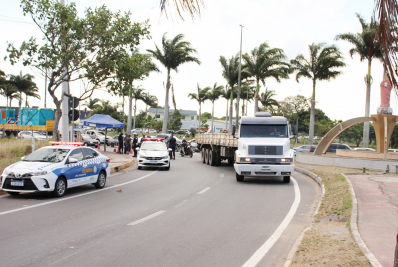 Caminhões 4 eixos fora do perímetro urbano e rodovia fechada pelo DER