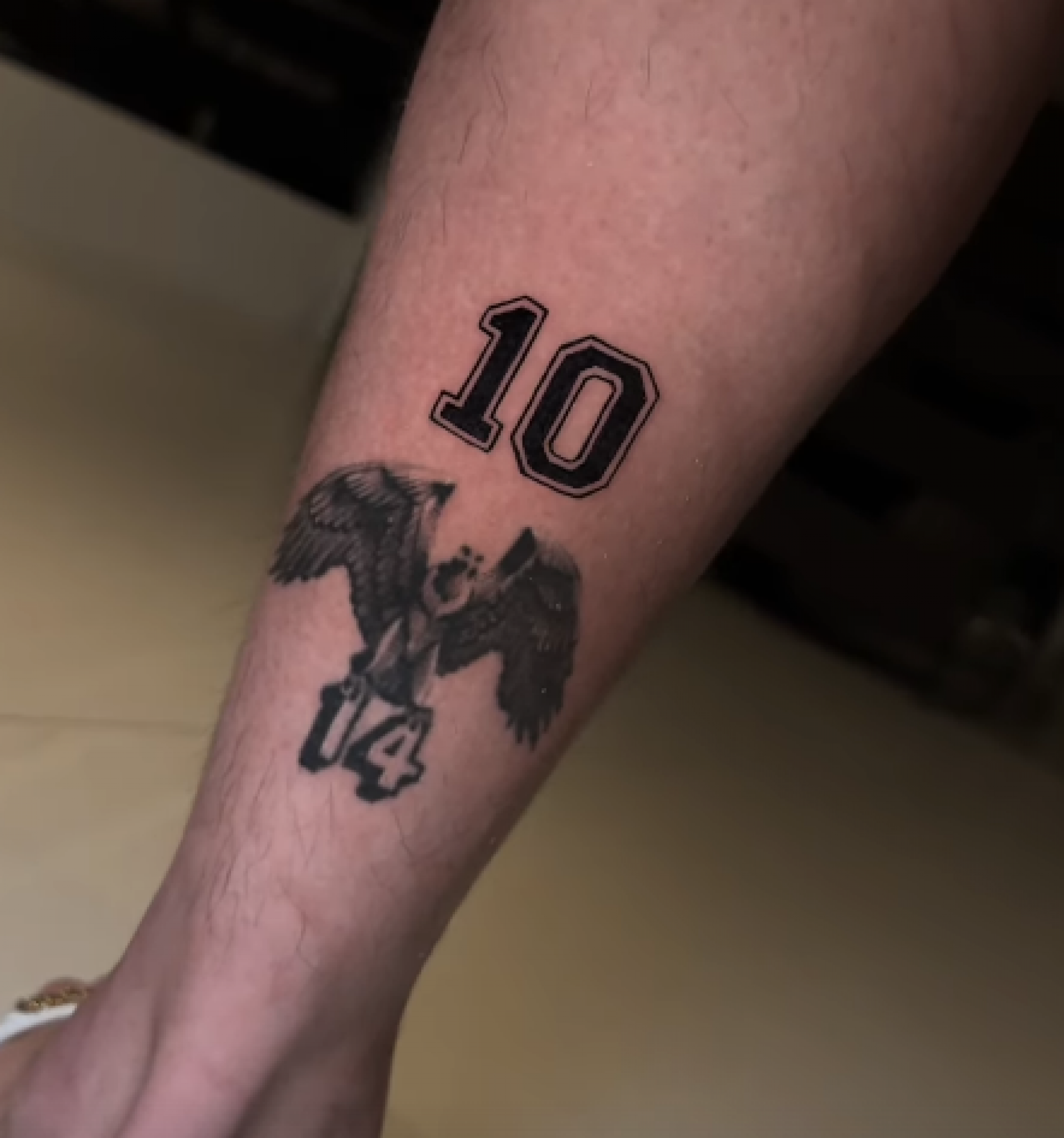 Arrascaeta atualiza tatuagem em homenagem ao Flamengo, ao incluir número 10