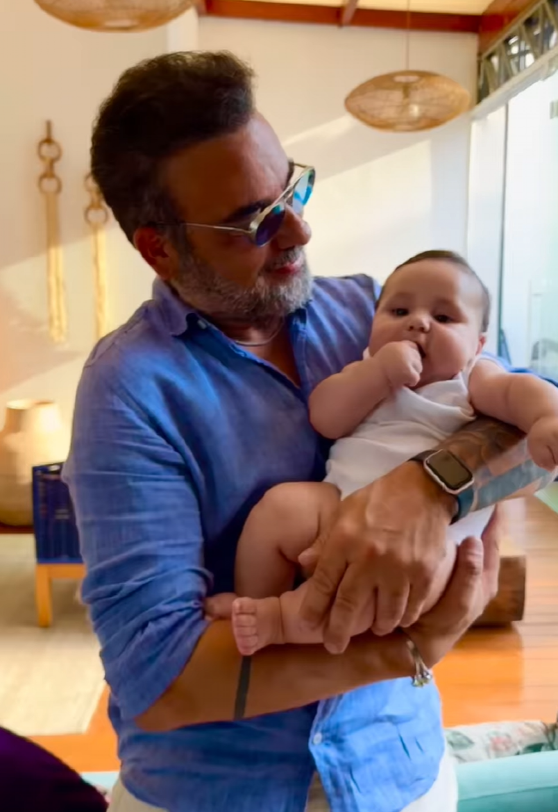 Pai de Viih Tube encontra o neto após desentendimento familiar  - reprodução Instagram