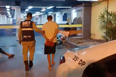 Vídeo! Homem é detido depois de quebrar vidro de BRT e ameaçar passageiros