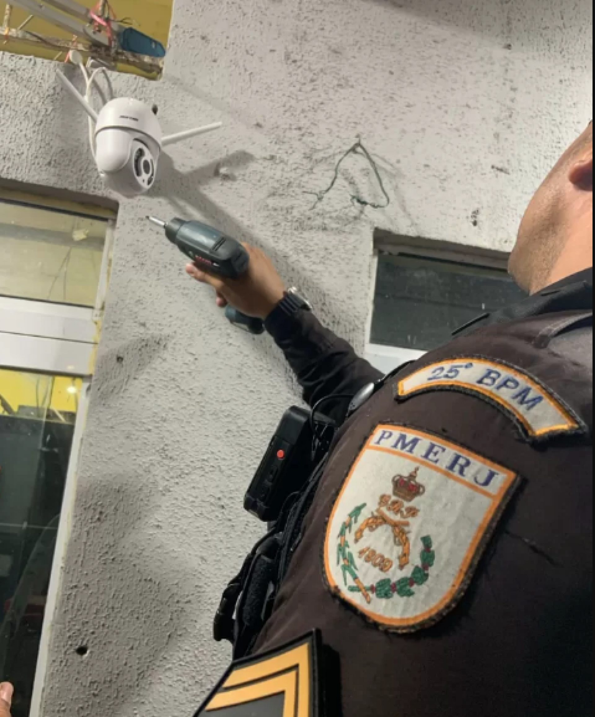 Câmera sendo retirada