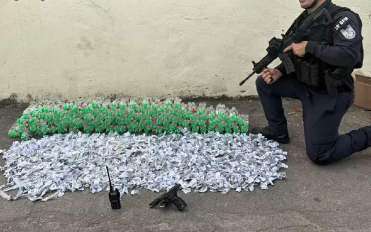 A ocorrência policial com todo o material apreendido foi registrada na 54ª DP