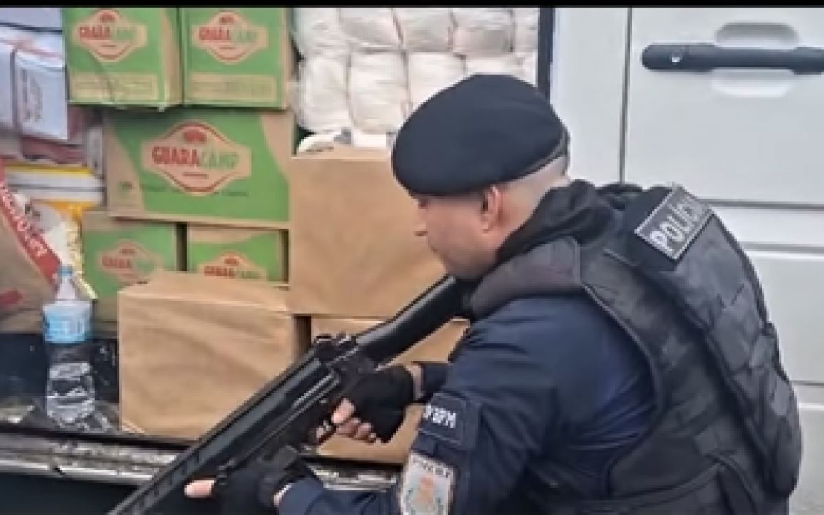 Carga de alimentos e bebidas recuperada pelos policiais militares do 39º BPM