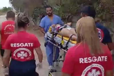 Mulher é socorrida após cair de janela ao tentar tirar foto na Praia Grande em Arraial do Cabo