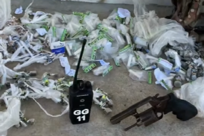 PM prende suspeito ferido após troca de tiros e apreensão de drogas e revólver em Belford Roxo